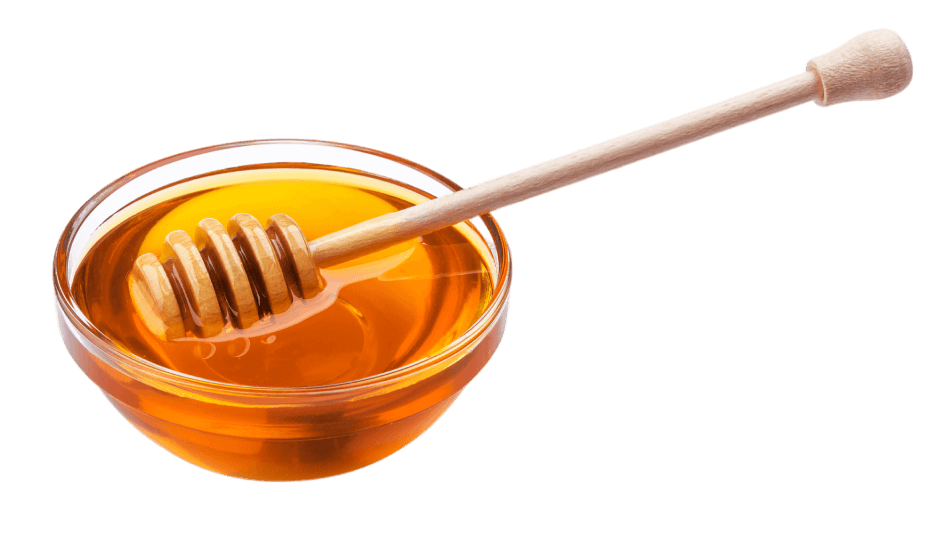 Miseczka miodu: Szklana miseczka pełna miodu z drewnianą miodarką na białym tle.