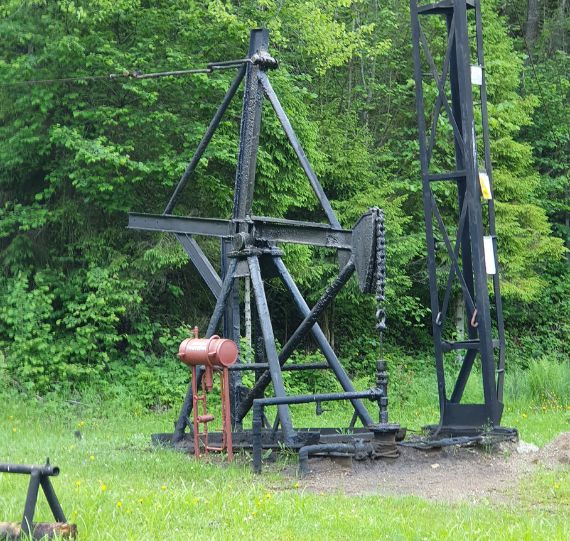 Zabytkowy kiwon naftowy w Bieszczadach, ślad historii regionu.